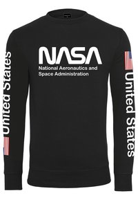 Černá mikina s bílým logem "NASA", textem "Národní úřad pro letectví a vesmír" a nápisem "Spojené státy" na rukávech s americkou vlajkou.