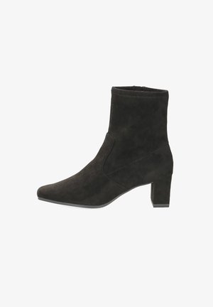 Schwarze Wildleder-Ankle-Boots mit spitzer Zehenpartie, mittelhohem Blockabsatz und schlankem Design, das seitliche Ausschnitte zur Verzierung aufweist.