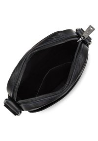 Pochette in pelle nera con chiusura a zip, caratterizzata da cuciture blu e una texture liscia. L'interno è sfoderato e spazioso.