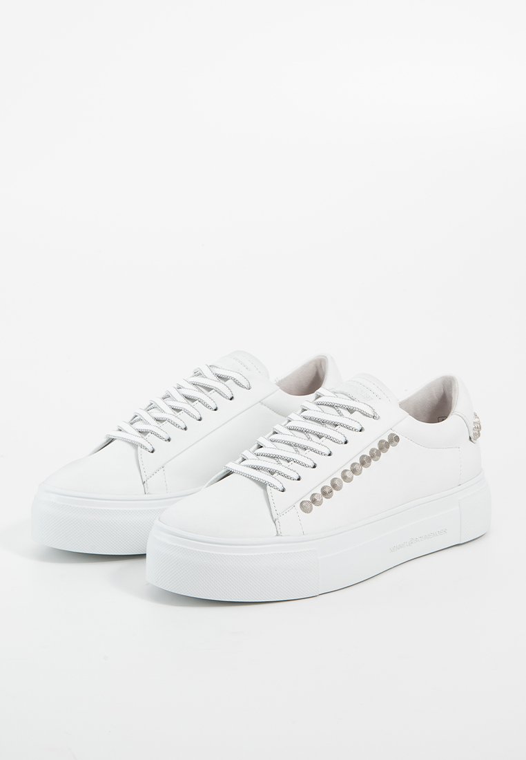 Weiße Sneakers aus Leder mit einer strukturierten Sohle, silbernen Ösen und dekorativen Nieten an der Seite. Gerundetes Toe-Design.
