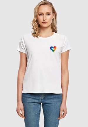 Weißes Baumwoll-T-Shirt mit einem strukturierten Regenbogenherzdesign auf der linken Brustseite; kurze Ärmel und lockere Passform.