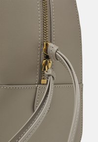 Pinko LOVE CLICK CLASSIC - Turistinė kuprinė - taupe