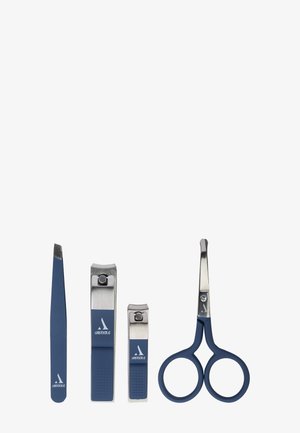 Nagelverzorgingsset met een blauwe rubberen grip: pincet, nagelknipper, teennagelknipper en ronde scharen met accenten van roestvrij staal.