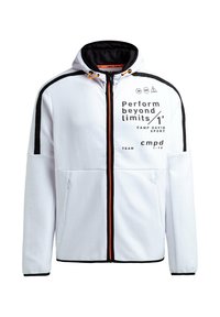Giacca a zip bianca con cappuccio, con accenti neri e arancioni, caratterizzata da grafiche testuali e due tasche laterali. Tessuto liscio con un design sportivo.