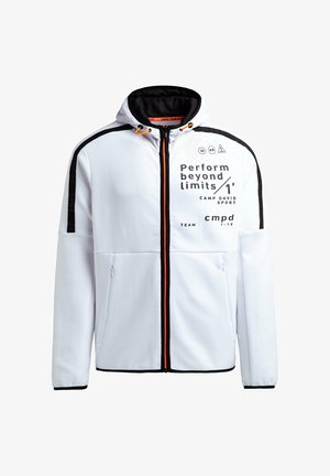 Giacca a zip bianca con cappuccio, con accenti neri e arancioni, caratterizzata da grafiche testuali e due tasche laterali. Tessuto liscio con un design sportivo.