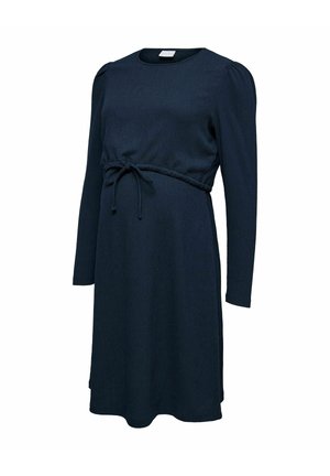 Donkerblauwe jurk met lange mouwen, geribbelde textuur en een ceintuur in de taille. Ronde halslijn en licht geplooide schouderdetails.