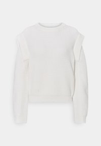 Vit ribbad stickad tröja med rund halslinning och strukturerade axelväskor, med långa ärmar och en kortad nederkant.