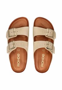 Béžové sandály na dvojité spony s hladkým svrchním materiálem, hnědou polstrovanou stélkou a robustním stříbrným kováním pro nastavení.