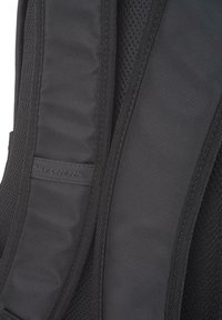 Tirantes de mochila negra, hechos de un tejido duradero con un acabado suave y malla acolchada para mayor comodidad. Presenta una etiqueta de marca de Skechers.