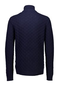 Marineblauwe trui met een hoge nek, voorzien van een gestructureerd ruitpatroon en ribgebreide manchetten en onderkant. Gebreide stof voegt warmte en comfort toe.