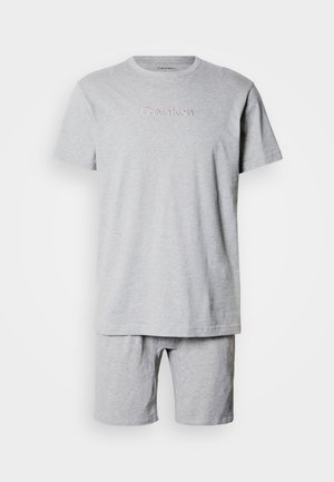 Sivá bavlnená krátky rukáv tričko a zodpovedajúce šortky s jemným vyšívaným logom na hrudi a voľným strihom.