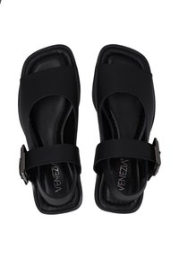 Schwarze Sandalen mit quadratischem Zehendesign, aus glattem synthetischen Material gefertigt. Verfügt über zwei breite Riemen und einen silbernen Schnallenakzent.