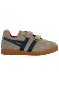 Sneaker grigia in suède con dettagli in pelle blu navy, due cinturini in velcro e suola in gomma. Presenta pannelli laterali testurizzati e branding.