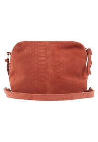 Kleine crossbodytas in roestoranje met een gestructureerd slangenpatroon en verstelbare band, rechthoekige vorm met afgeronde hoeken.