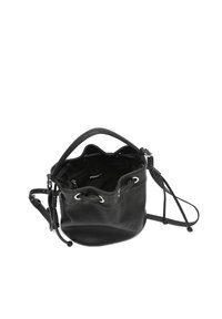 Schwarze Leder-Eimer-Tasche mit Kordelzugverschluss, glatter Oberflächenstruktur, silbernen Hardware-Elementen und einem einzelnen oberen Griff mit Schultergurt.