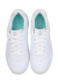Par de zapatillas Skechers blancas con cordones blancos y plantillas de espuma viscoelástica en color verde azulado, vistas desde arriba sobre un fondo blanco.