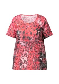 Camiseta de manga corta rosa con un patrón de estampado de leopardo y serpiente, con cuello redondo y un tejido ligero y texturizado.