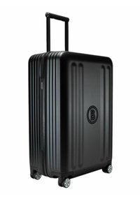 Valigia rigida nera con scanalature verticali, manico retrattile e quattro ruote girevoli. Presenta un logo circolare sulla parte anteriore.