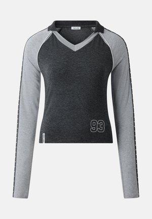 Lange mouwen donkergrijs en lichtgrijs V-hals shirt met kraag, nummer "93" op de voorkant en merklabel op de zijnaden.