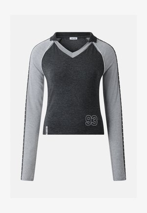 Lange mouwen donkergrijs en lichtgrijs V-hals shirt met kraag, nummer "93" op de voorkant en merklabel op de zijnaden.