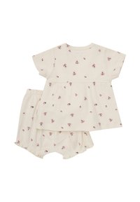 Lettet, cremet to-delt sæt med en kortærmet top og shorts. Har en ribbet tekstur og pink marihøneprint over det hele.