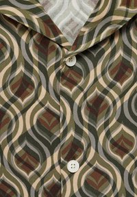 Kortærmet skjorte med et mønstret stof i grønne, beige og brune nuancer, med krave og hvid knaplukning.