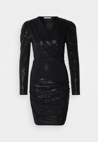 Robe noire en sequins avec des manches longues, décolleté en V profond, détails froncés à la taille et une silhouette ajustée, présentant une texture lisse.