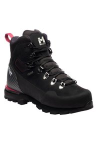 Bottes de randonnée avec une tige synthétique noire, des accents gris, des œillets en métal et une semelle en caoutchouc texturée. Dotées d'une languette rose au talon.