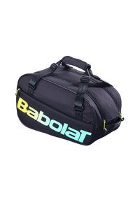 Sort duffelbag med teal gradient "Babolat" logo, to lynlåslommer, polstrede håndtag og kontrasterende gule lynlåsdetaljer.