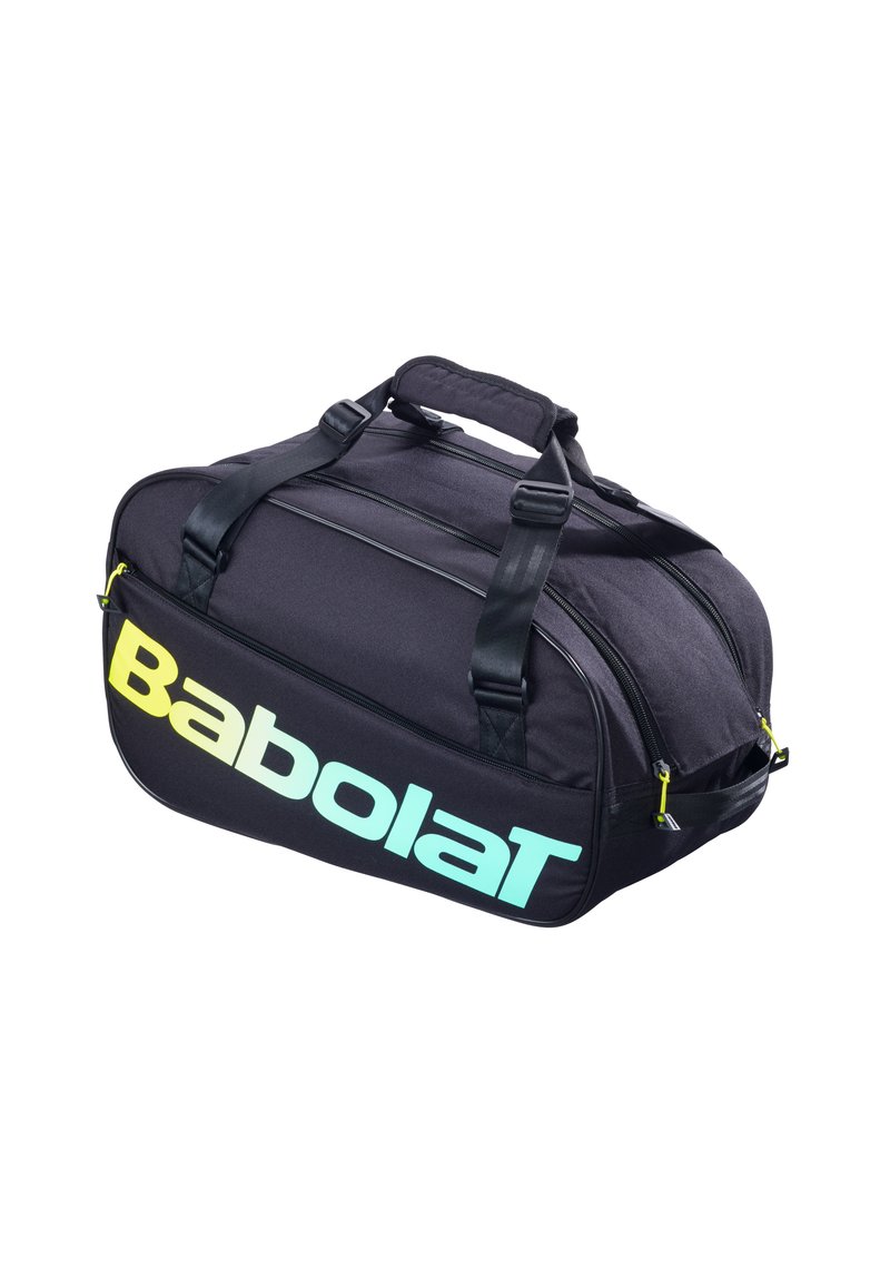 Sort duffelbag med teal gradient "Babolat" logo, to lynlåslommer, polstrede håndtag og kontrasterende gule lynlåsdetaljer.