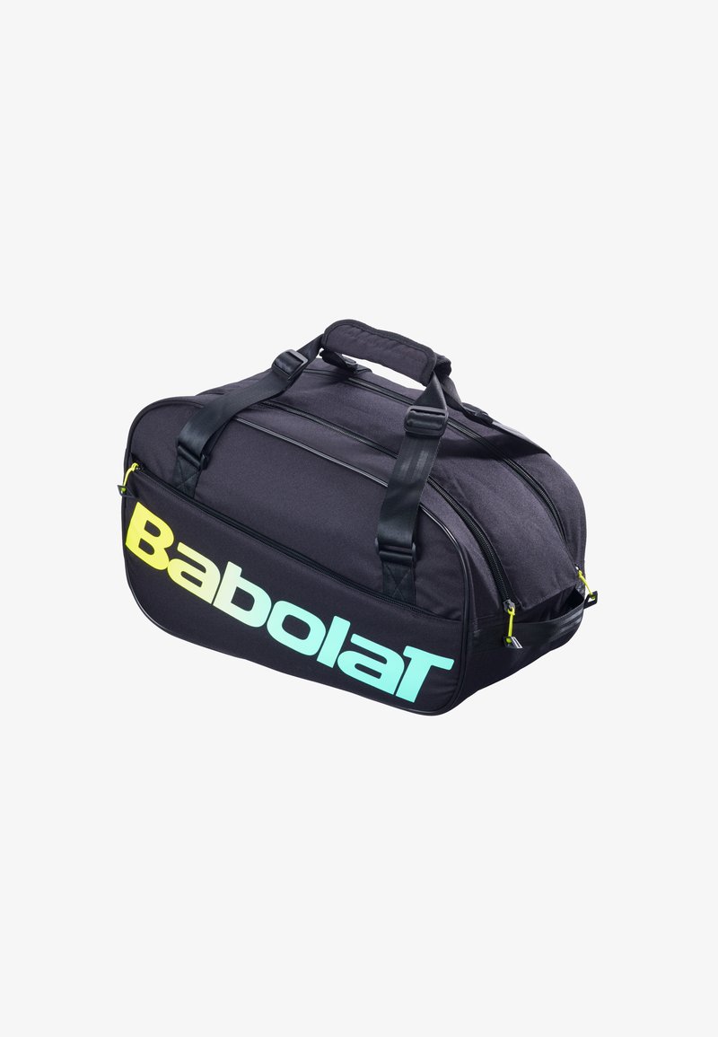 Borsa da viaggio nera con logo "Babolat" a gradiente turchese, due scomparti con cerniera, manici imbottiti e accenti gialli a contrasto sulle cerniere.