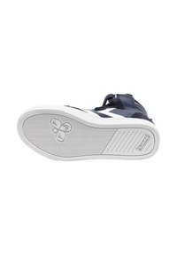 Marinblå idrottssko med en texturerad vit gummisula, prydd med ett distinkt fiskbensmönster och en varumärkeslogotyp på den yttre sidan.