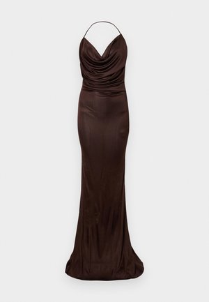 Abito in raso marrone con scollatura a cappuccio e spalline sottili. Silhouette aderente e design lungo fino al pavimento con leggera drappeggiatura.