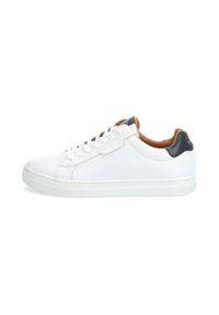 Baskets en cuir blanc avec une texture lisse, forme de bout rond, semelle plate en caoutchouc et un accent de talon sombre contrastant. Fermeture à lacets à cinq oeillets.