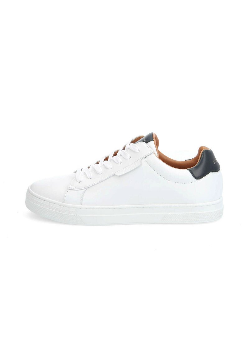 Baskets en cuir blanc avec une texture lisse, forme de bout rond, semelle plate en caoutchouc et un accent de talon sombre contrastant. Fermeture à lacets à cinq oeillets.
