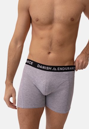 Graue Baumwoll-Boxershorts mit einem schwarzen elastischen Bund, auf dem in weißem Text "DANISH ENDURANCE" steht. Entwickelt für eine enge Passform.