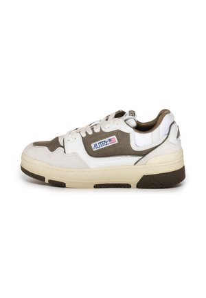 Sneaker bianca e marrone con tomaia in suede e pelle, caratterizzata da una suola spessa, chiusura con lacci e dettagli del logo laterale.