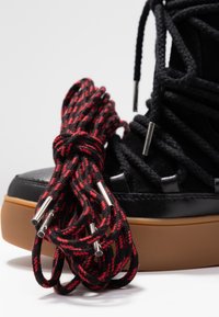 Shoe The Bear Kotníkové boty na klínu - black