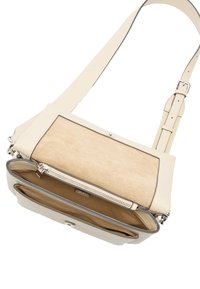 Torebka crossover z teksturowanym beżowym wierzchem, kremowym skórzanym korpusem i srebrnymi akcentami. Posiada zamykaną na zamek kieszonkę oraz płaską kieszeń wewnątrz.