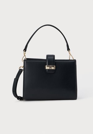 Sac à main rectangulaire noir avec poignée supérieure et bandoulière amovible, doté d'une fermeture à boucle dorée avec détail logo.