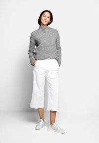 FALKE COOL KICK UNISEX jasnoszary