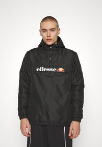 Giacca nera a pullover con cappuccio, polsini elasticizzati e una tasca frontale. Presenta un logo "ellesse" bianco prominente con accenti colorati.