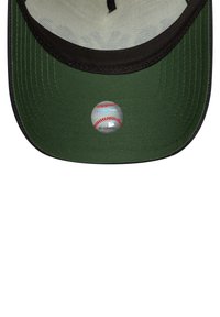 Căciulă de baseball verde cu bordură neagră; dispune de o grafică cu o minge de baseball pe partea inferioară a vizorului; materialul pare neted, cu cusături vizibile.