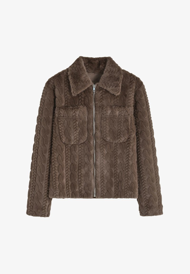 Veste en fausse fourrure marron avec une texture en maille torsadée, fermeture éclair, et deux poches poitrine avec rabat. Elle présente un col pointu et des manches longues.