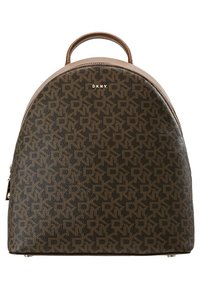 Sac à dos marron DKNY avec motif monogramme, poignées supérieures arrondies et poche avant zippée.