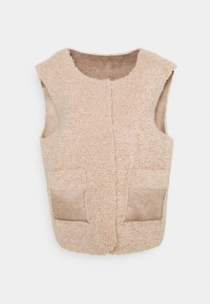 Chaleco sherpa beige sin mangas con dos bolsillos delanteros de textura ante y cuello redondo, colocado plano sobre un fondo blanco.