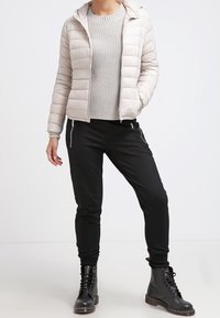 United Colors of Benetton Bunda z prachového peří - off-white