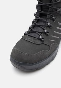 Schwarzer Wanderschuh mit einem strukturierten Wildleder-Obermaterial, sicherem Schnürsystem und Gummisohle mit Profil. Akzentuiert durch eine glatte Zehenkappe.