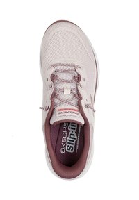 Zapatilla deportiva de color rosa claro con parte superior de malla y acentos en color burdeos. Presenta cordones y una plantilla acolchada etiquetada como "Skechers Slip-In".