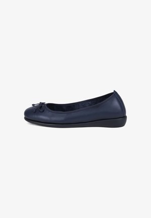 Ballerine en cuir bleu marine avec bout arrondi, petit nœud et semelle compensée basse.